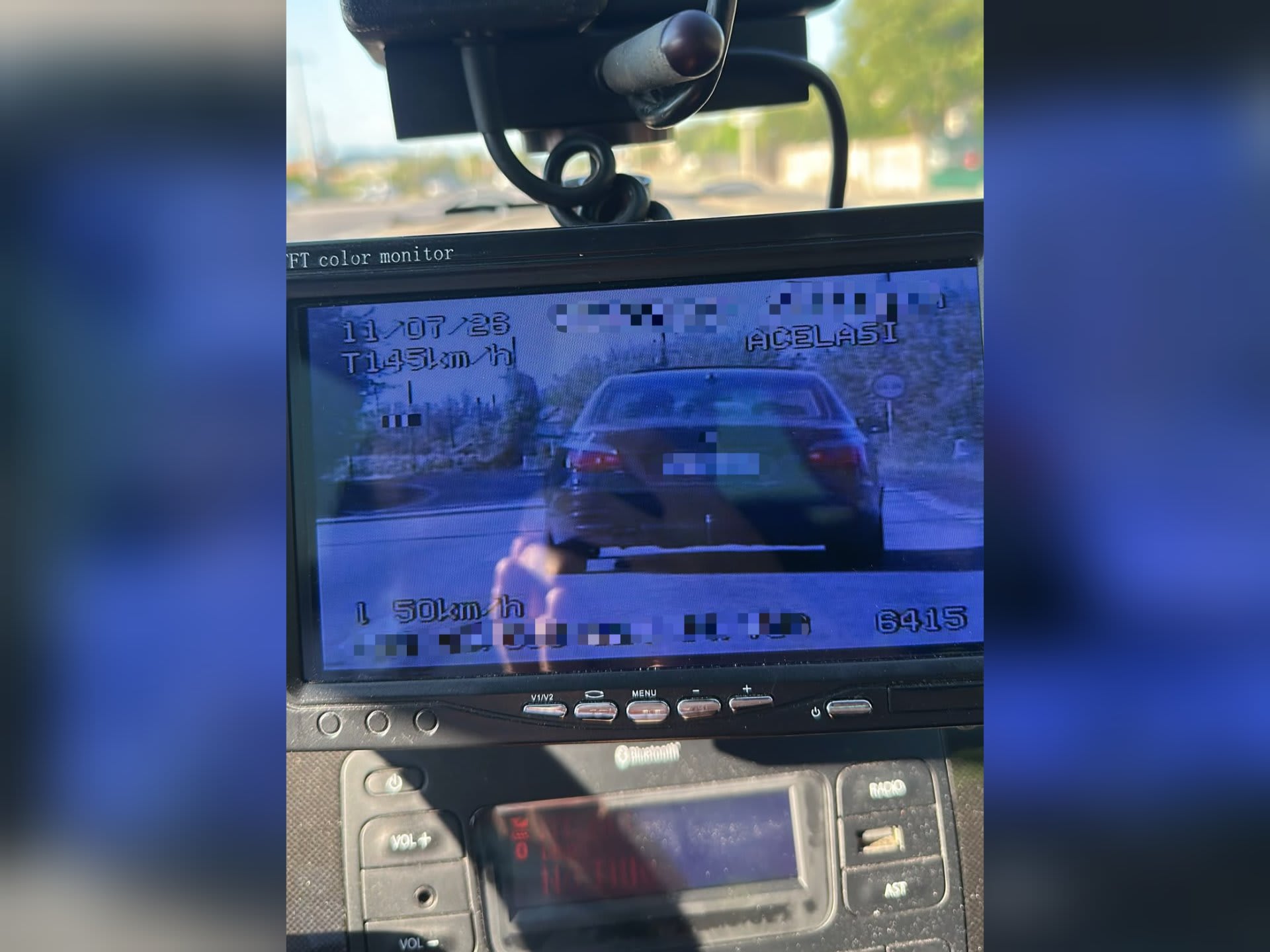 Polițist rutier cu radar în acțiune pe șosea din Vâlcea