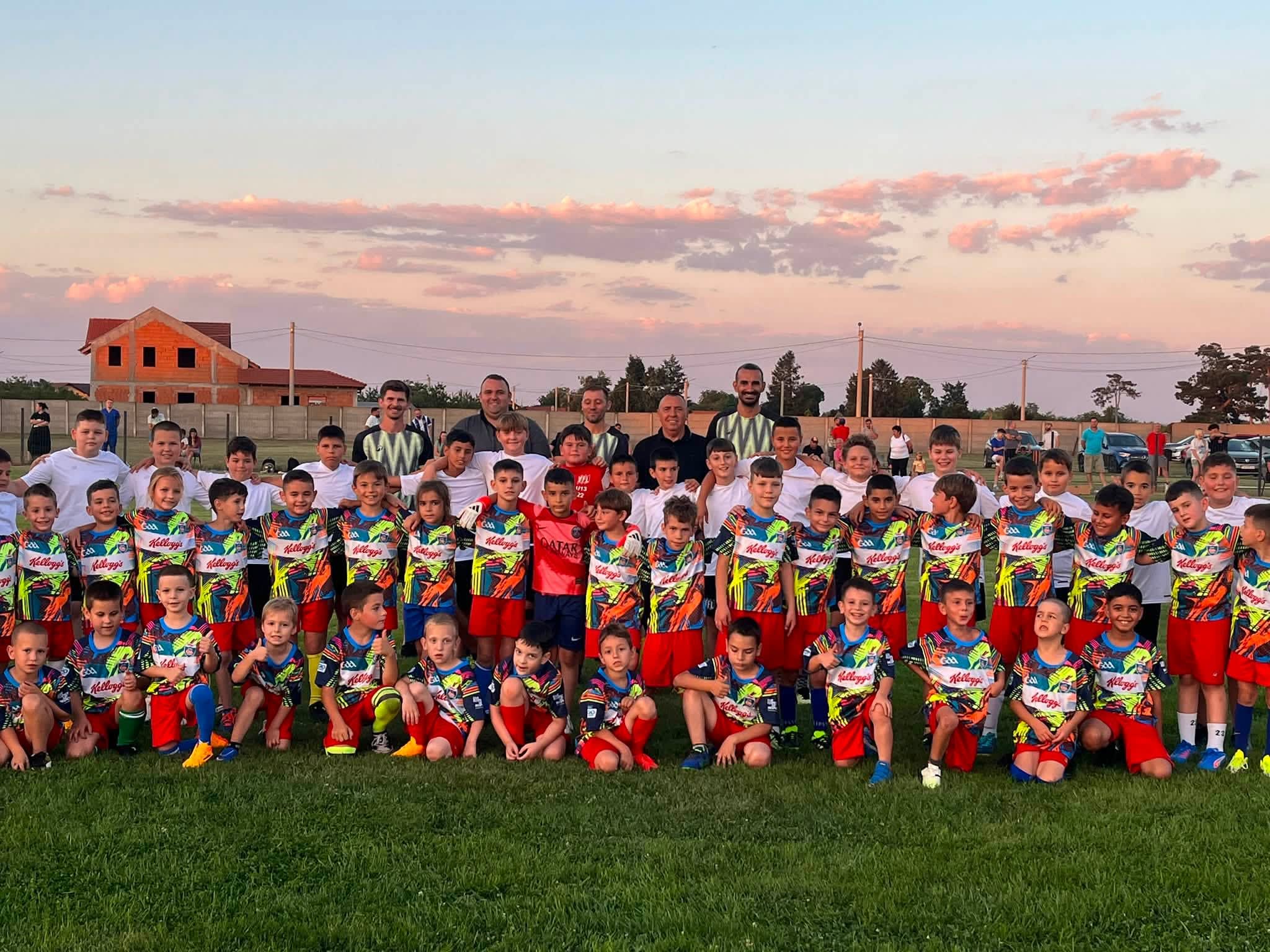 Copii jucând fotbal pe teren modern în Pădureni, Timiș
