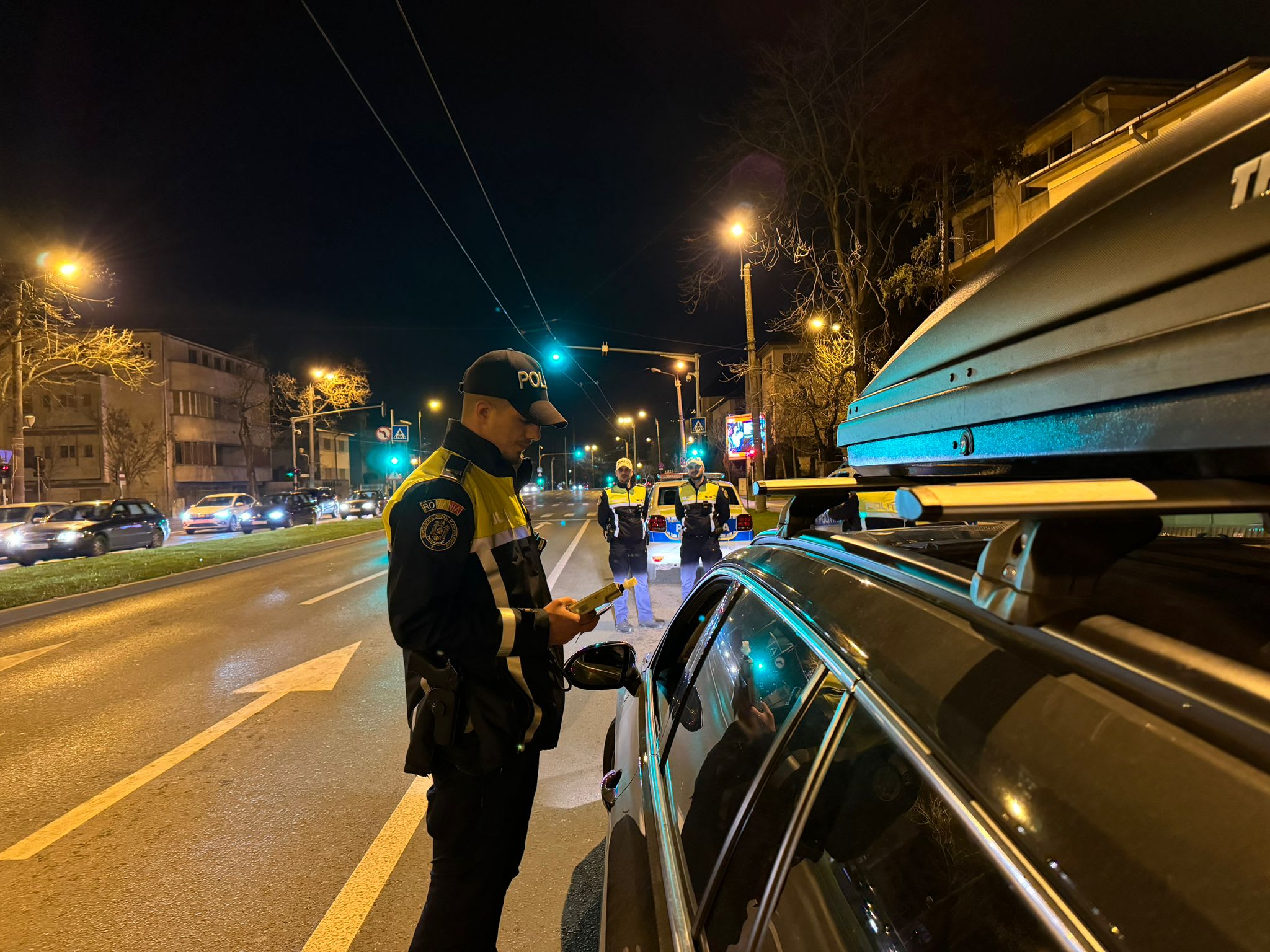 Polițiști verificând autovehicule în Timișoara noaptea