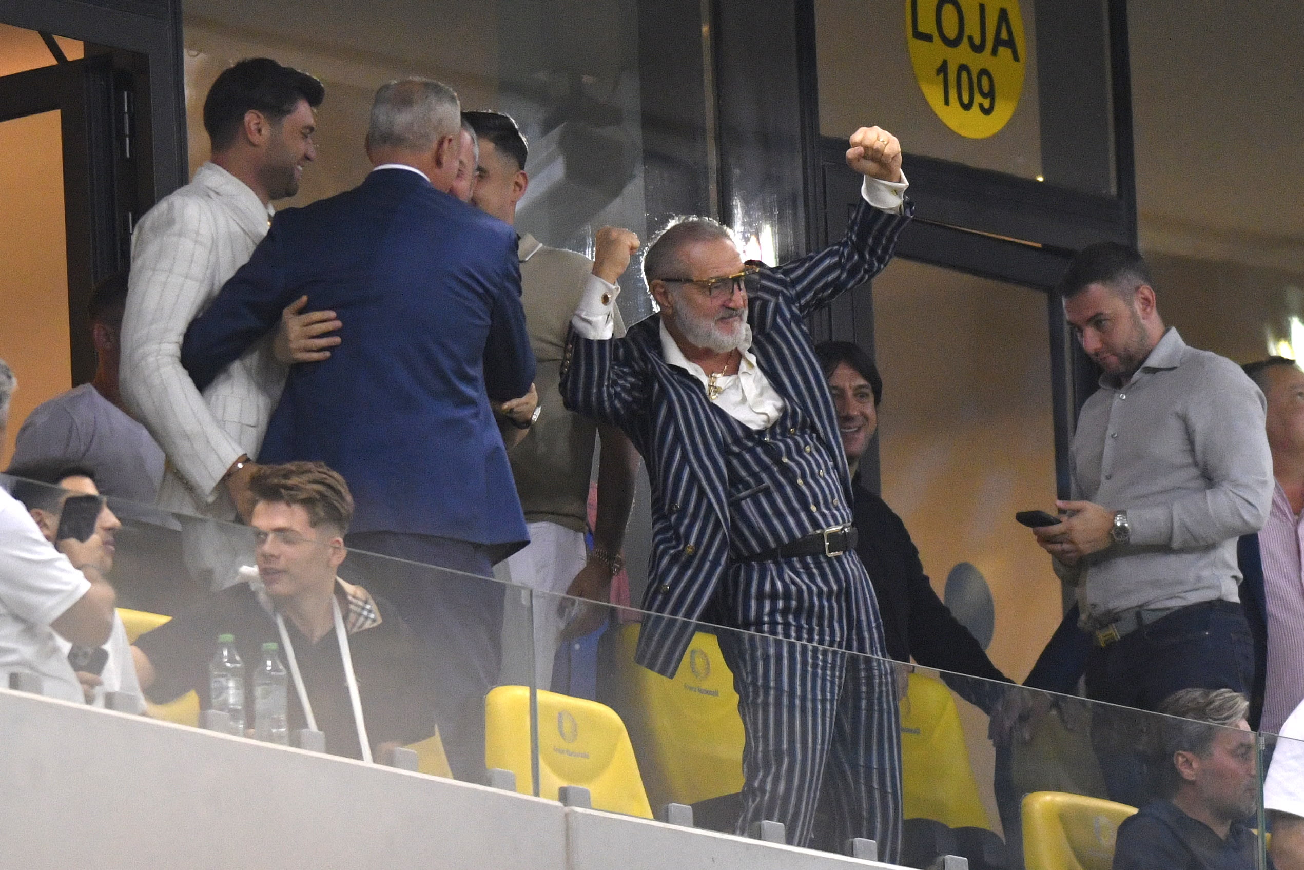Gigi Becali și jucătorul transferat la FCSB Gigi Becali și jucătorul transferat la FCSB