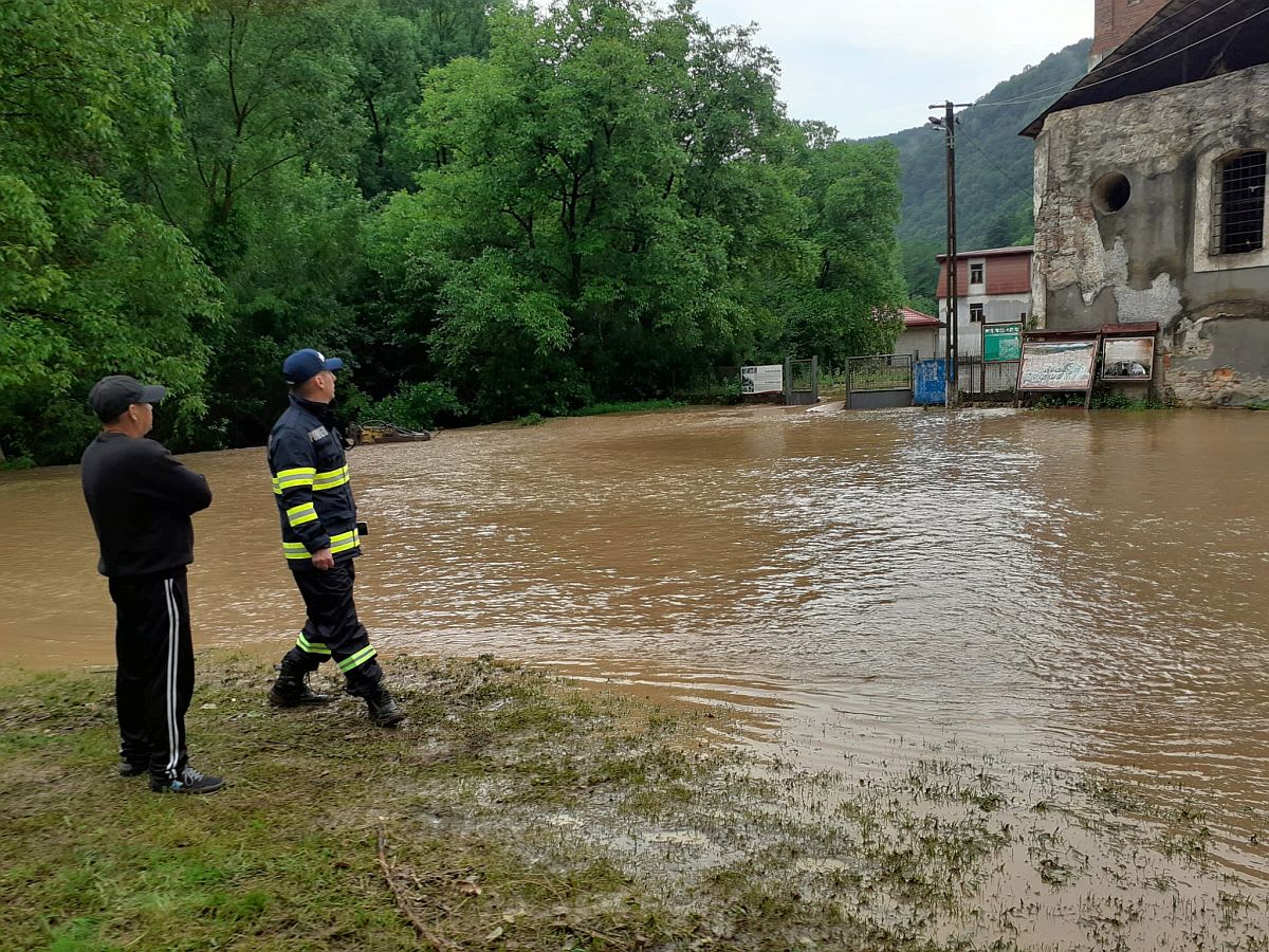 Hidrologi monitorizând nivelurile râurilor în timpul inundațiilor