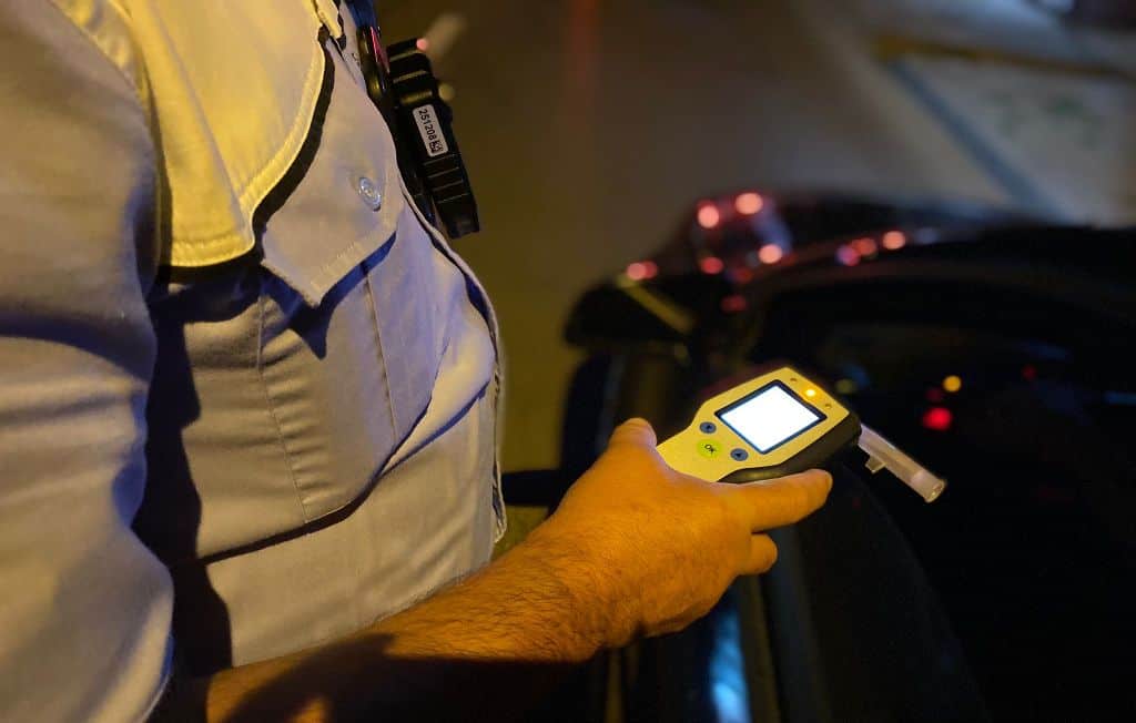 Polițiști din Tulcea verificând un șofer sub influența alcoolului