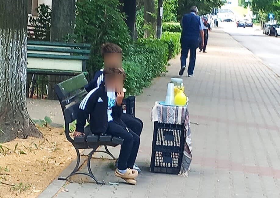 Copii vând limonadă pe trotuar în Vaslui Copii vând limonadă pe trotuar în Vaslui
