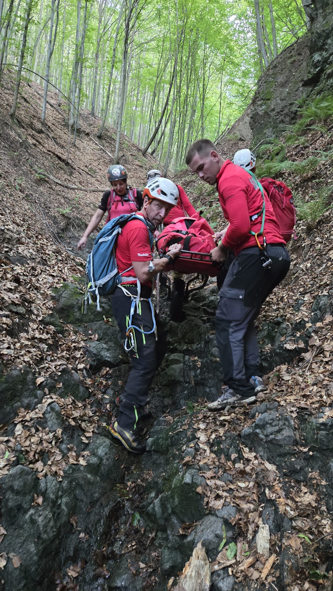 Salvamontiști din Sibiu acordând primul ajutor unui motociclist rănit în zona Cisnădioara Salvamontiști din Sibiu acordând primul ajutor unui motociclist rănit în zona Cisnădioara