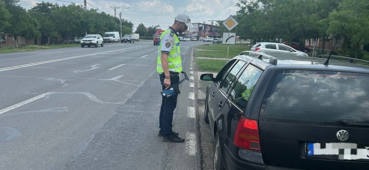 Polițiști de trafic oprind un șofer în Lugoj, Timiș