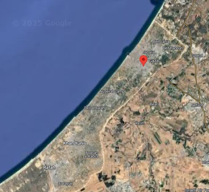 Drona israeliană atacând în Gaza, foc și fum