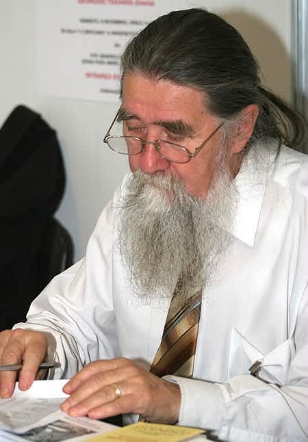 Mason în ritual, simboluri masonice, lumânări și Templul Luminos Mason în ritual, simboluri masonice, lumânări și Templul Luminos