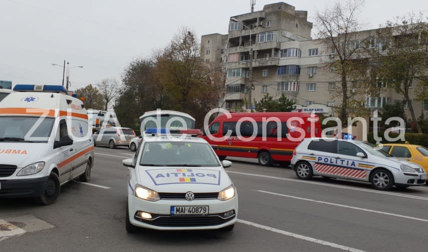 Echipaje de ambulanță și poliție la locul accidentului din Constanța