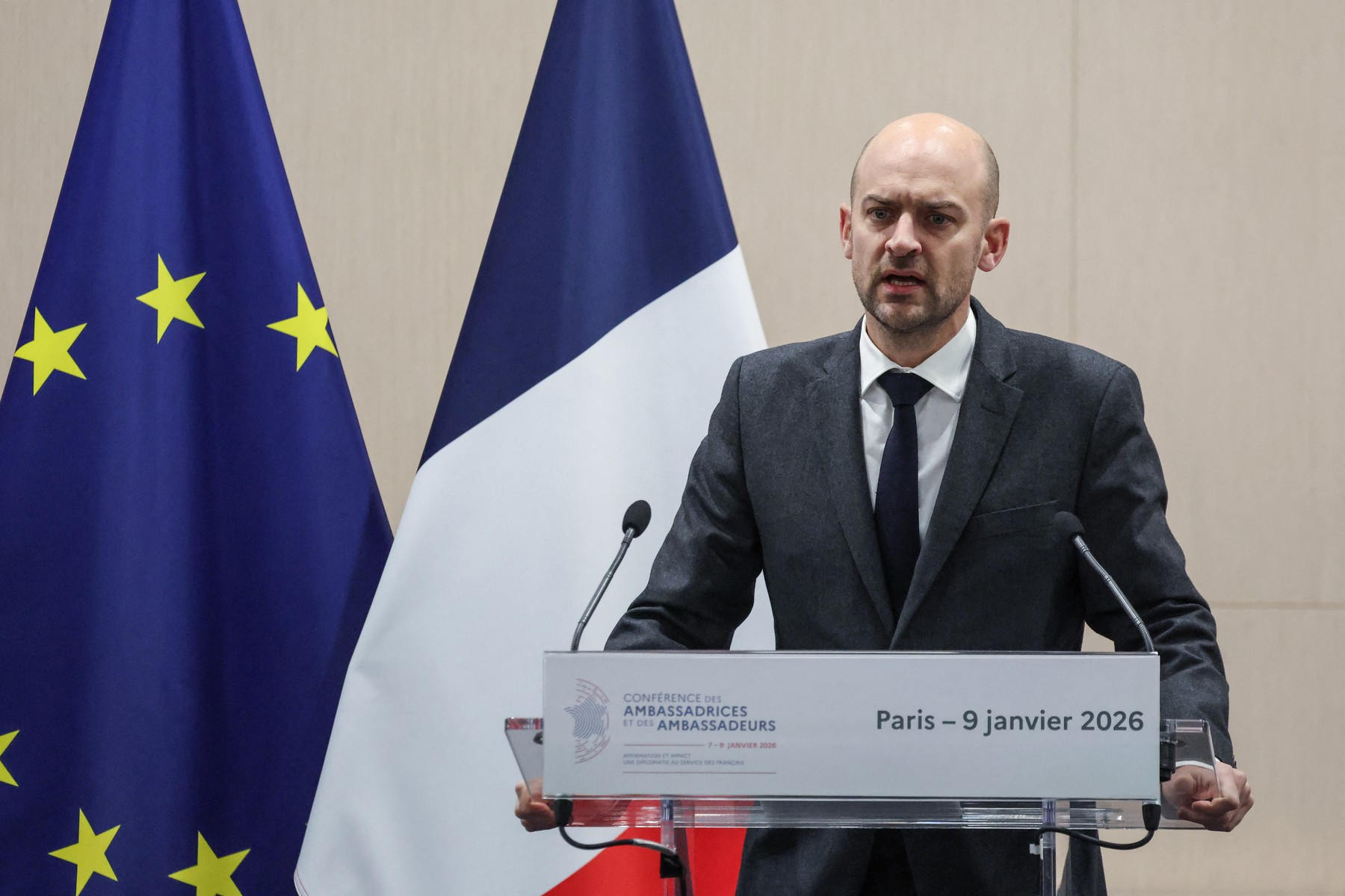 Ofițer francez în uniformă supraveghind sistemele de securitate digitală Ofițer francez în uniformă supraveghind sistemele de securitate digitală