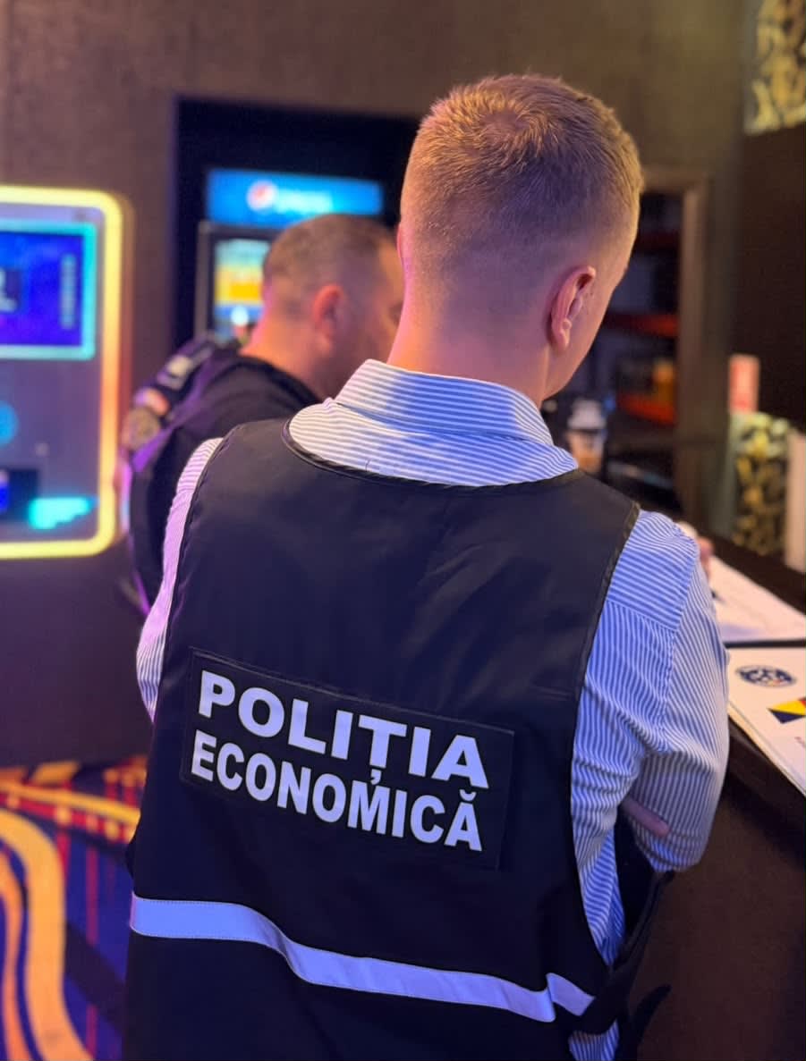Polițiști efectuând percheziții în Vâlcea, echipamente de protecție și documente
