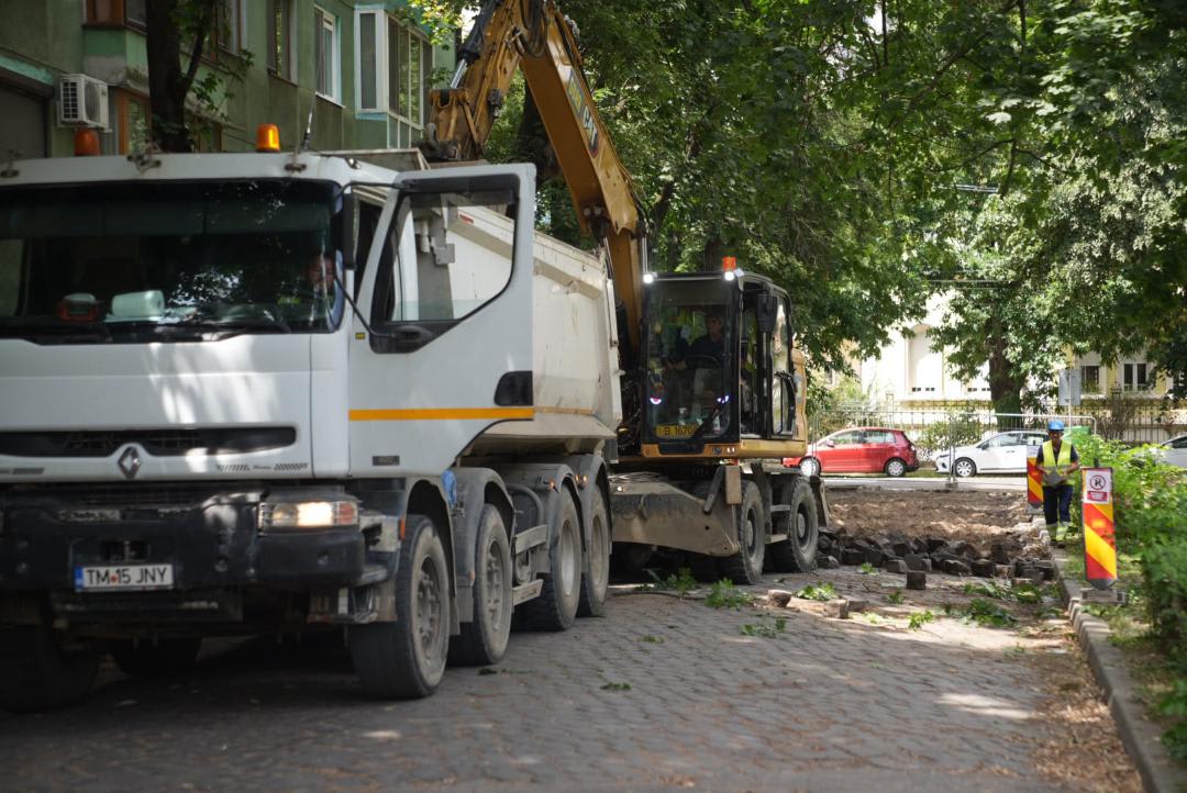 Lucrări de construcție în Piața Corneliu Micloși, Timișoara Lucrări de construcție în Piața Corneliu Micloși, Timișoara