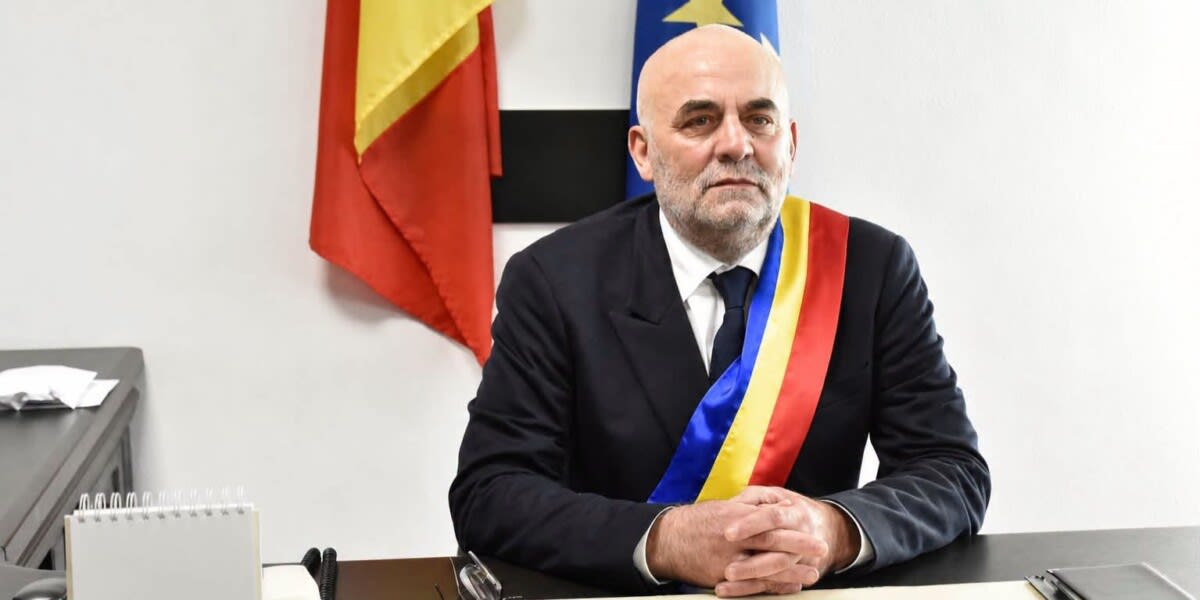 Vasile Rîmbu la birou