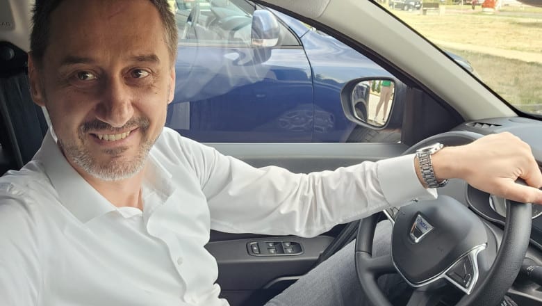 Primar Mario De Mezzo în fața sediului poliției din Slatina