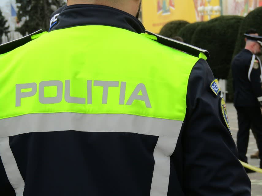 Polițiști din Constanța verificând autovehicule și persoane pe stradă
