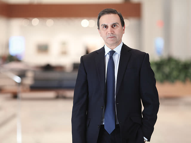 Shahmir Khaliq în timpul unui interviu despre investiții în România