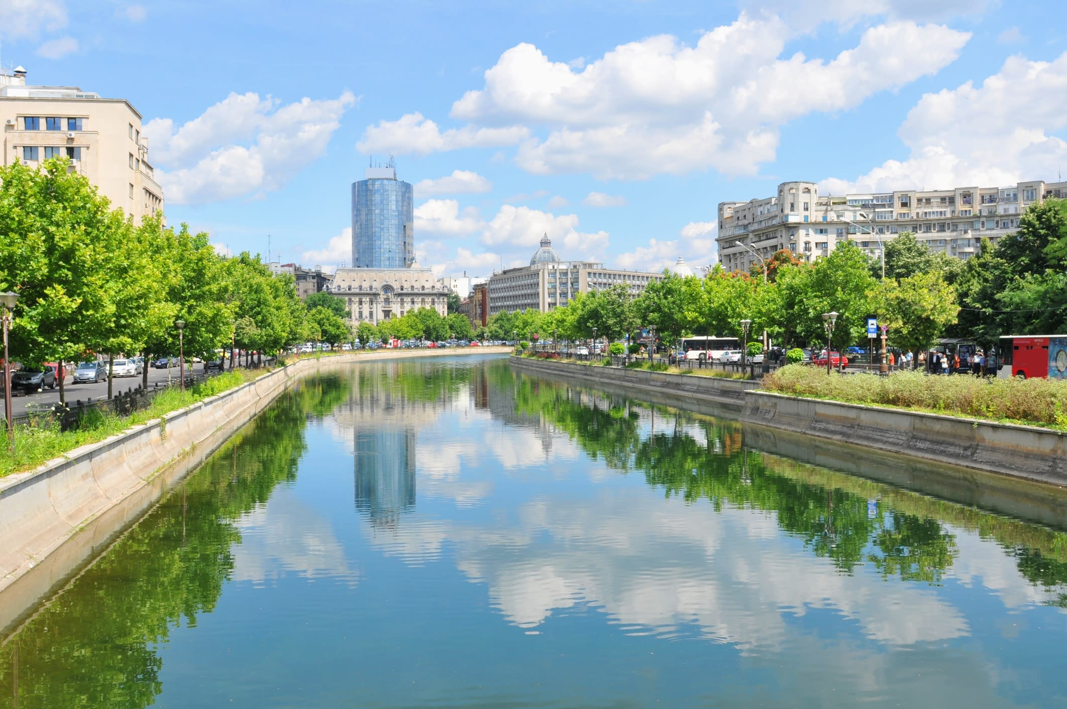 Persoană în costum de baie înotând în Dâmbovița, București