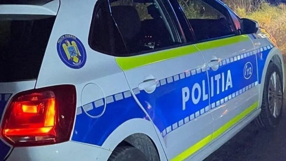 Polițiști brașoveni reținând suspecți după agresiune
