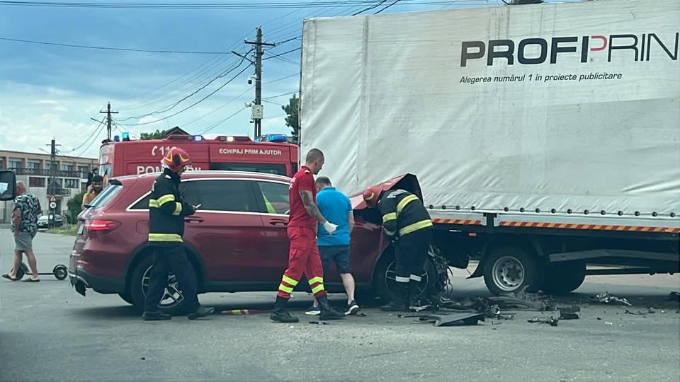 Polițist rutier în trafic, mașini avariate, drum național Prahova