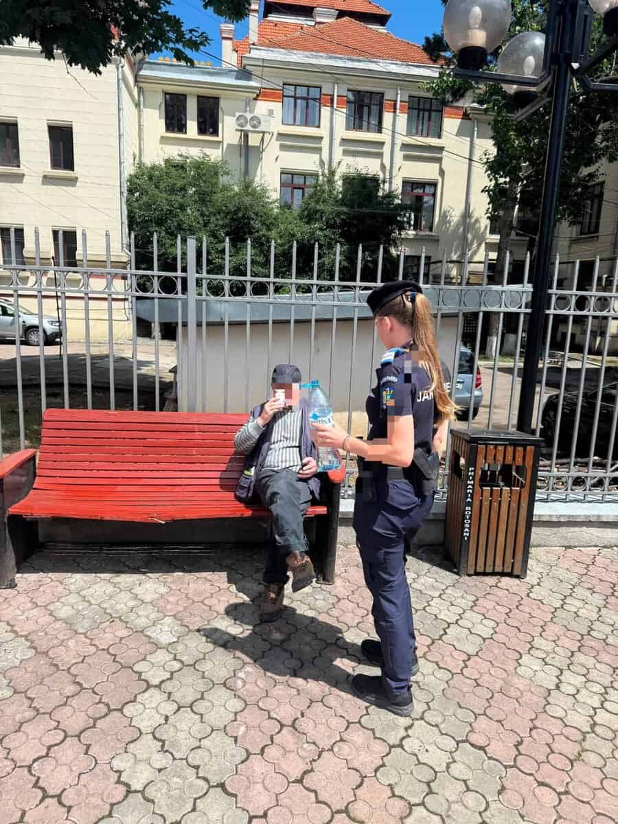 Jandarmii din Botoșani au salvat un bărbat de 74 de ani, căruia i s-a făcut rău pe stradă Jandarmii din Botoșani au salvat un bărbat de 74 de ani, căruia i s-a făcut rău pe stradă