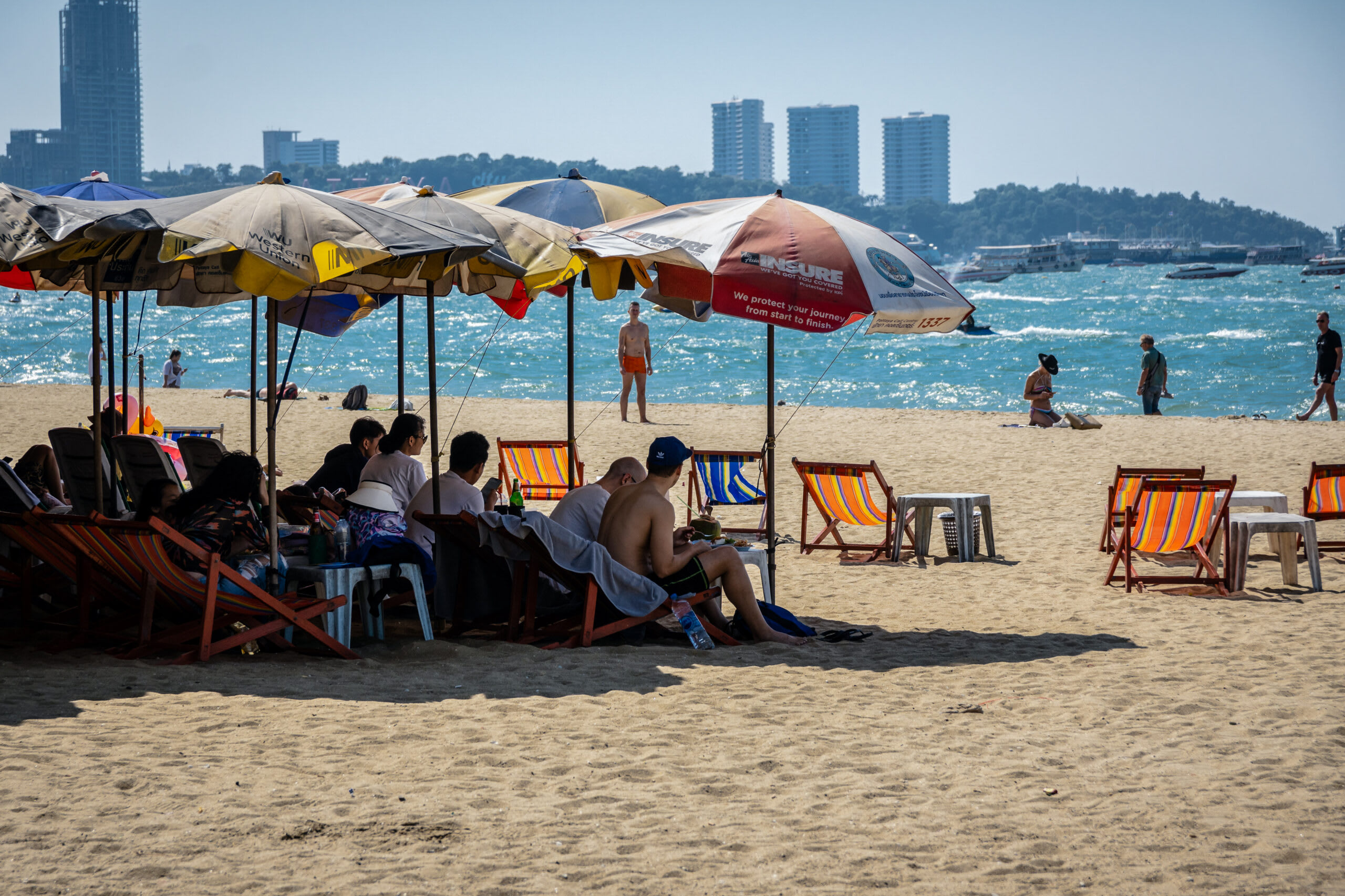 Turisti respectând regulile de bun-simț pe plajă și în hotel