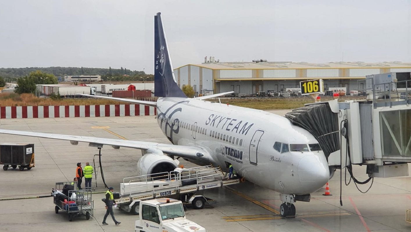 Pasageri în aeroport cu bagaje și personal de zbor