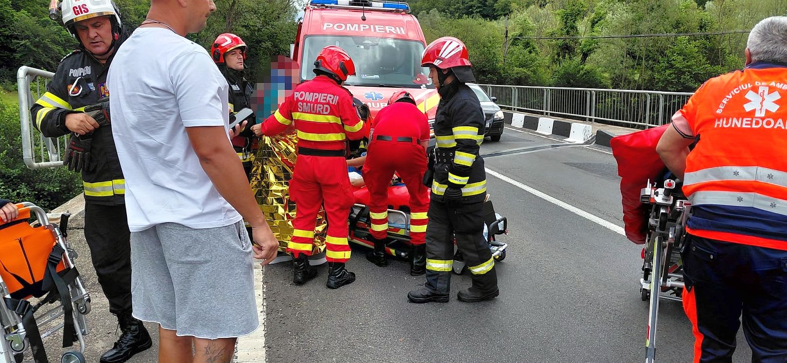 Mașină plonjând în râu pe DN 66, echipaje de salvare la fața locului