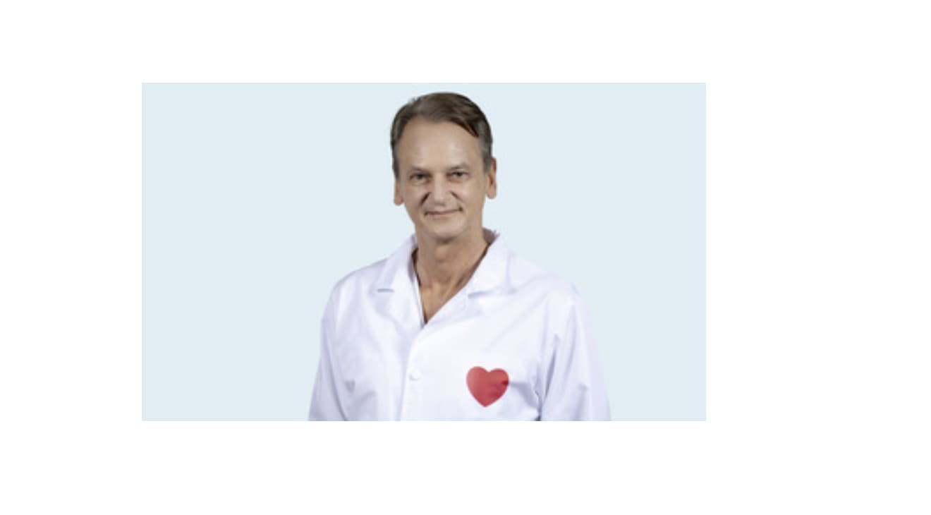 Chirurg cardiovascular pediatric în timpul intervenției microinvazive