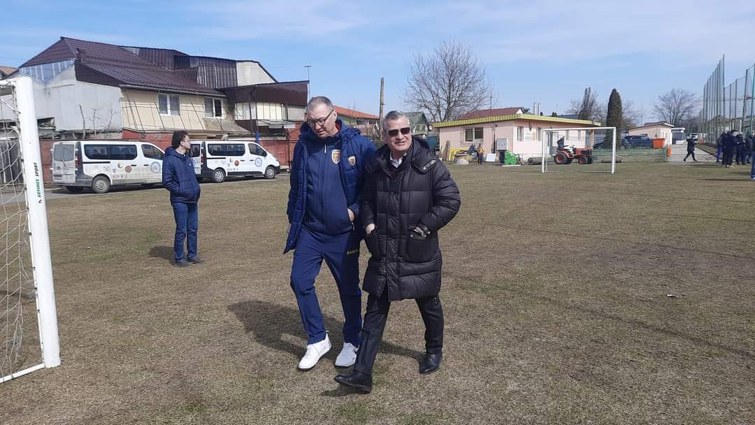 Fotbalisti români tineri în acțiune pe teren