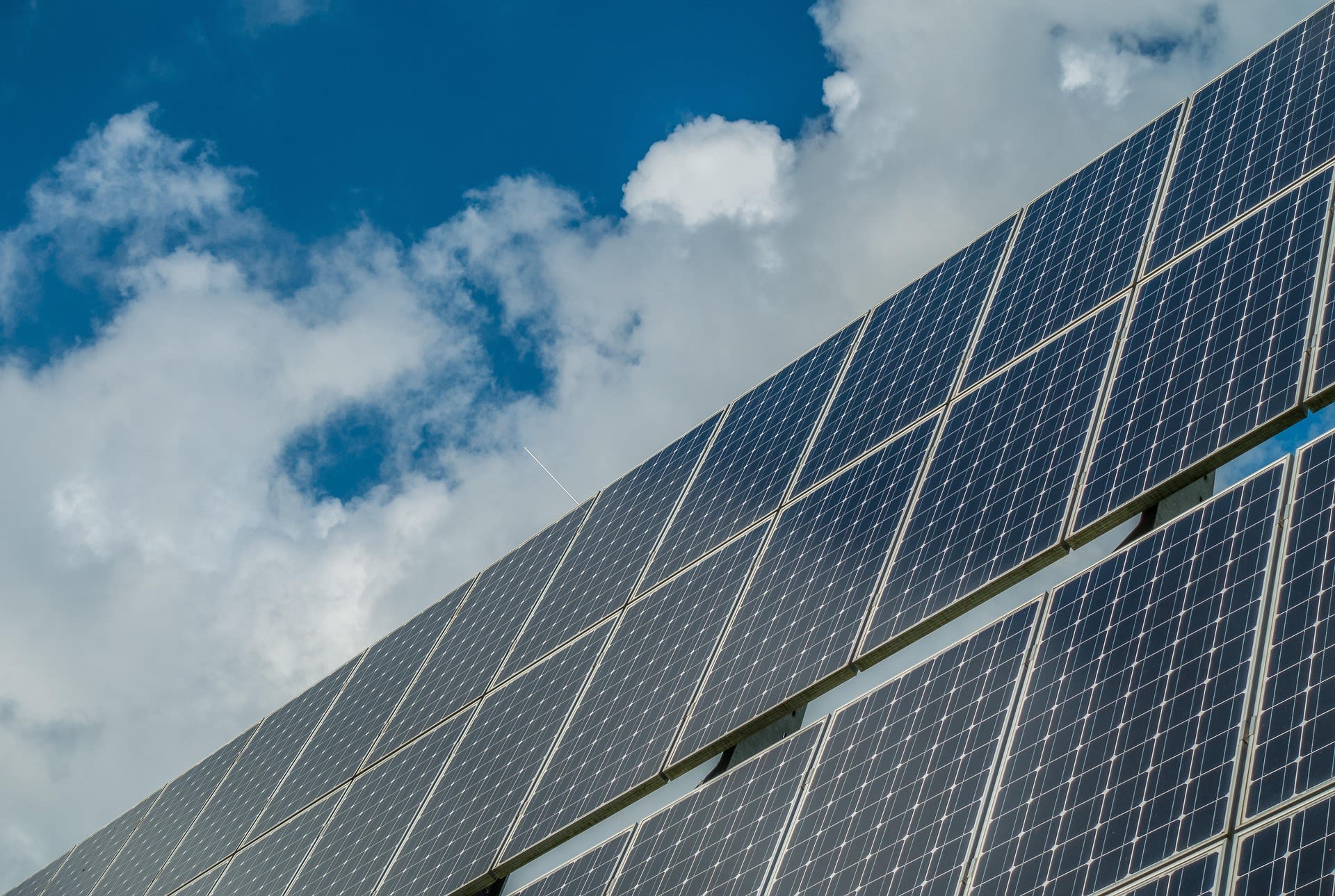 Panouri solare pe acoperișuri în Europa, simbol al energiei regenerabile