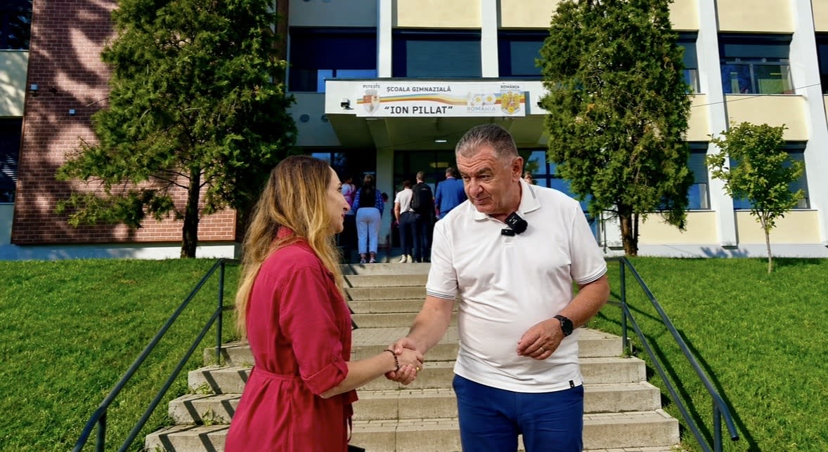 Clădire modernizată a Școlii Ion Pillat din Pitești, cu elevi și cadre didactice