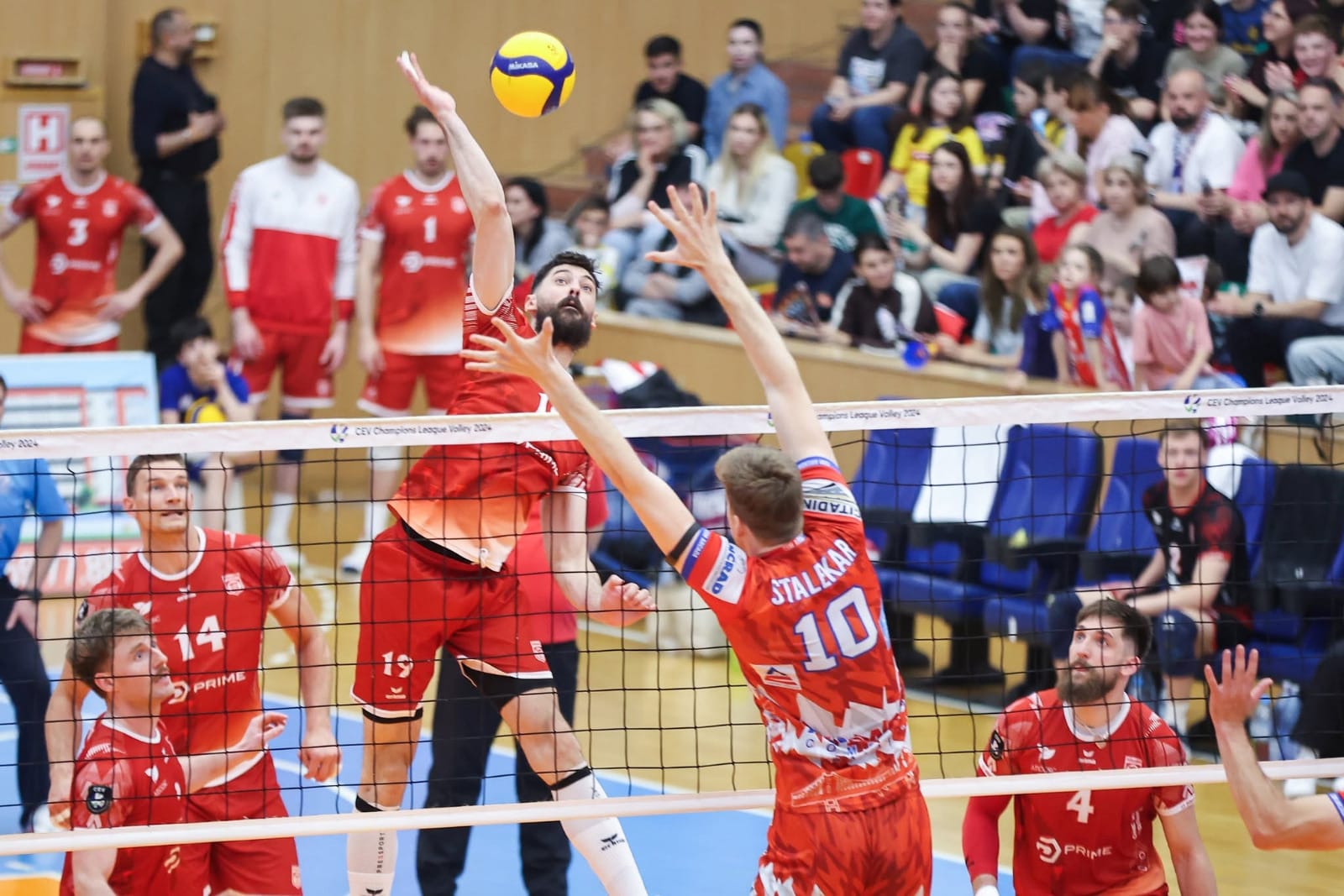 Jucător de volei sloven în acțiune pe terenul echipei CSM Arcada Galați