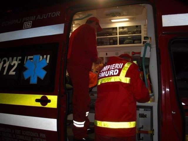Mașină avariată în accident rutier, pod în fundal, intervenție de urgență
