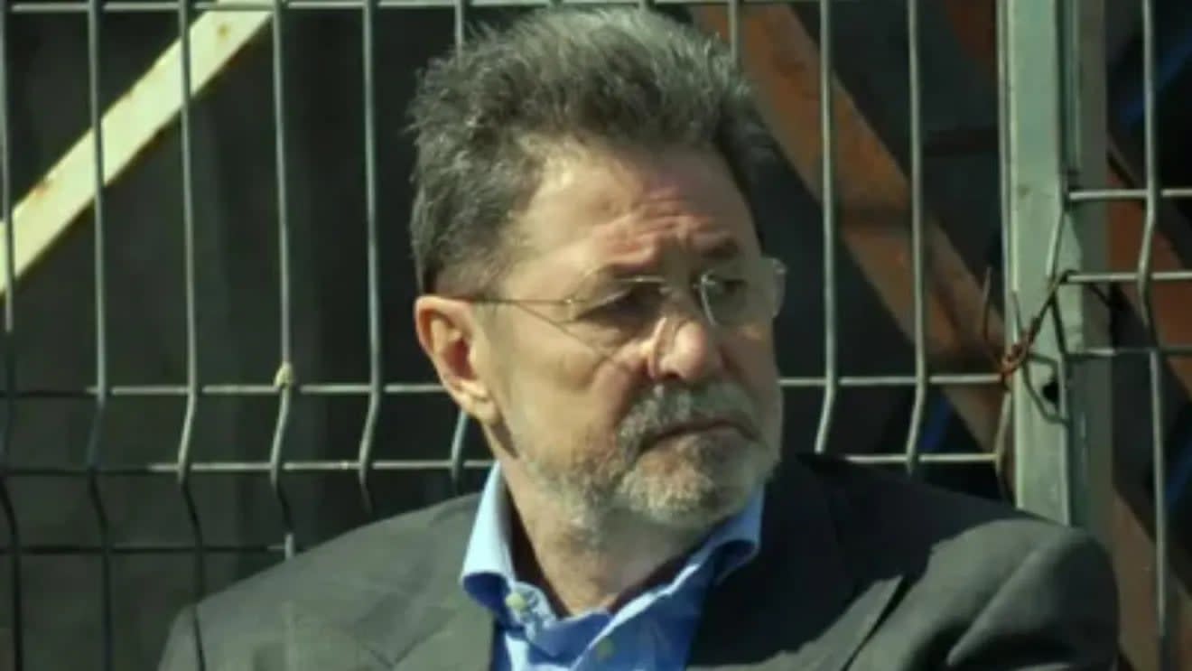 Cornel Dinu în fața stadionului Dinamo, analizând forma echipei Cornel Dinu în fața stadionului Dinamo, analizând forma echipei