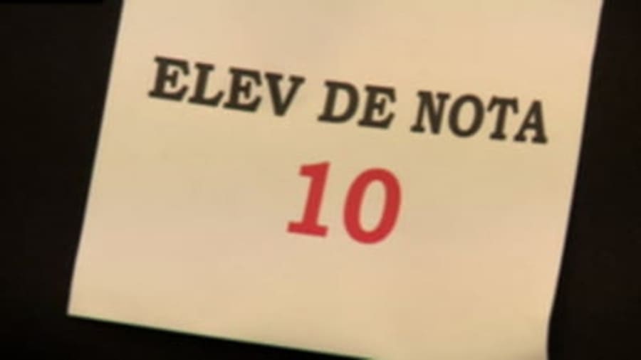 Elev cu diplomă de absolvire în sala de examen Elev cu diplomă de absolvire în sala de examen