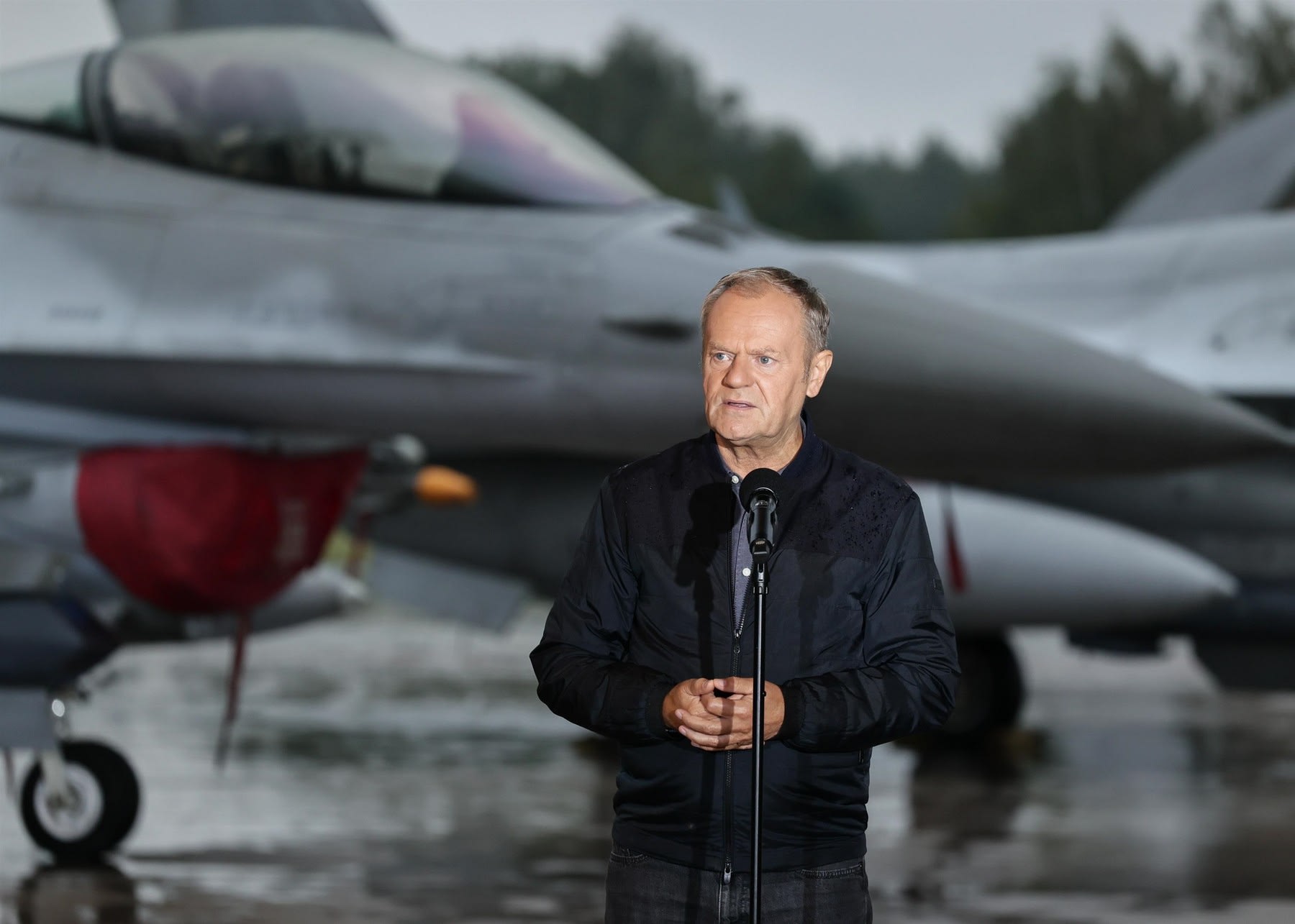 Donald Tusk la întâlnire cu piloți polonezi, bază aeriană Łask, Polonia