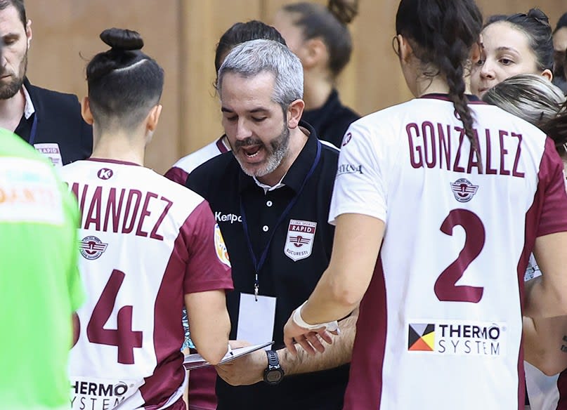 Antrenorul Ginesta în timpul unui meci de handbal feminin