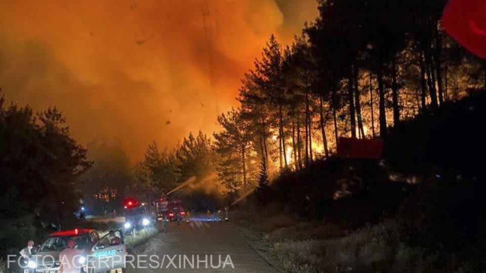 Pompieri italieni stingând incendii de vegetație în Sicilia