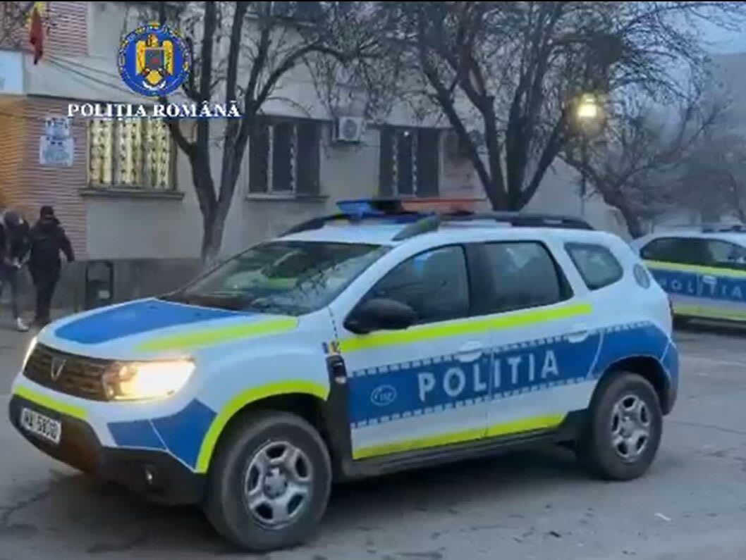 Polițiști din Teleorman reținând un suspect în fața casei