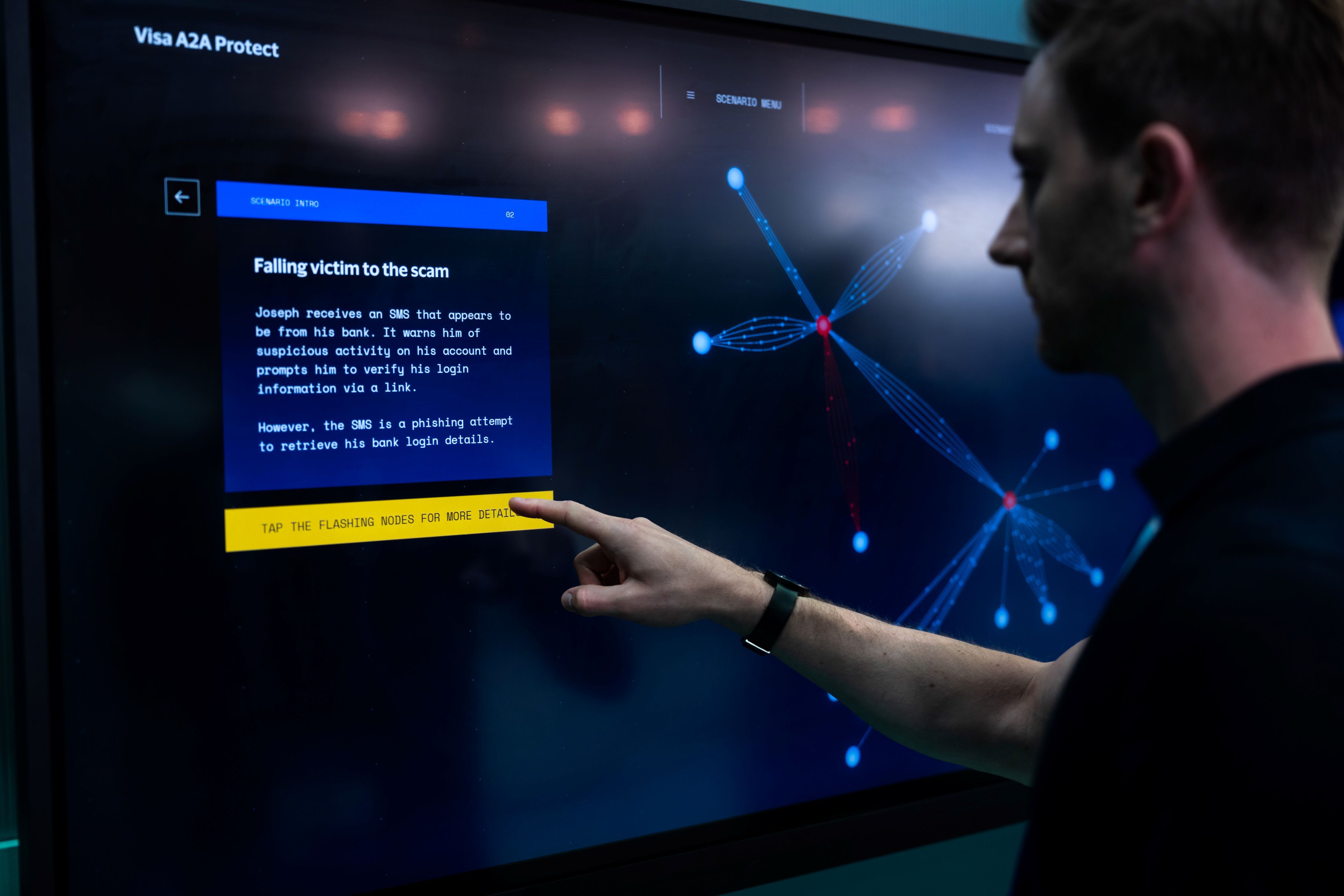 Specialist în securitate cibernetică monitorizând atacuri online