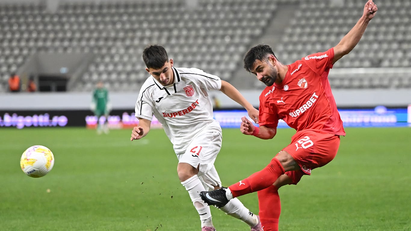 Jucător de fotbal în acțiune pe teren