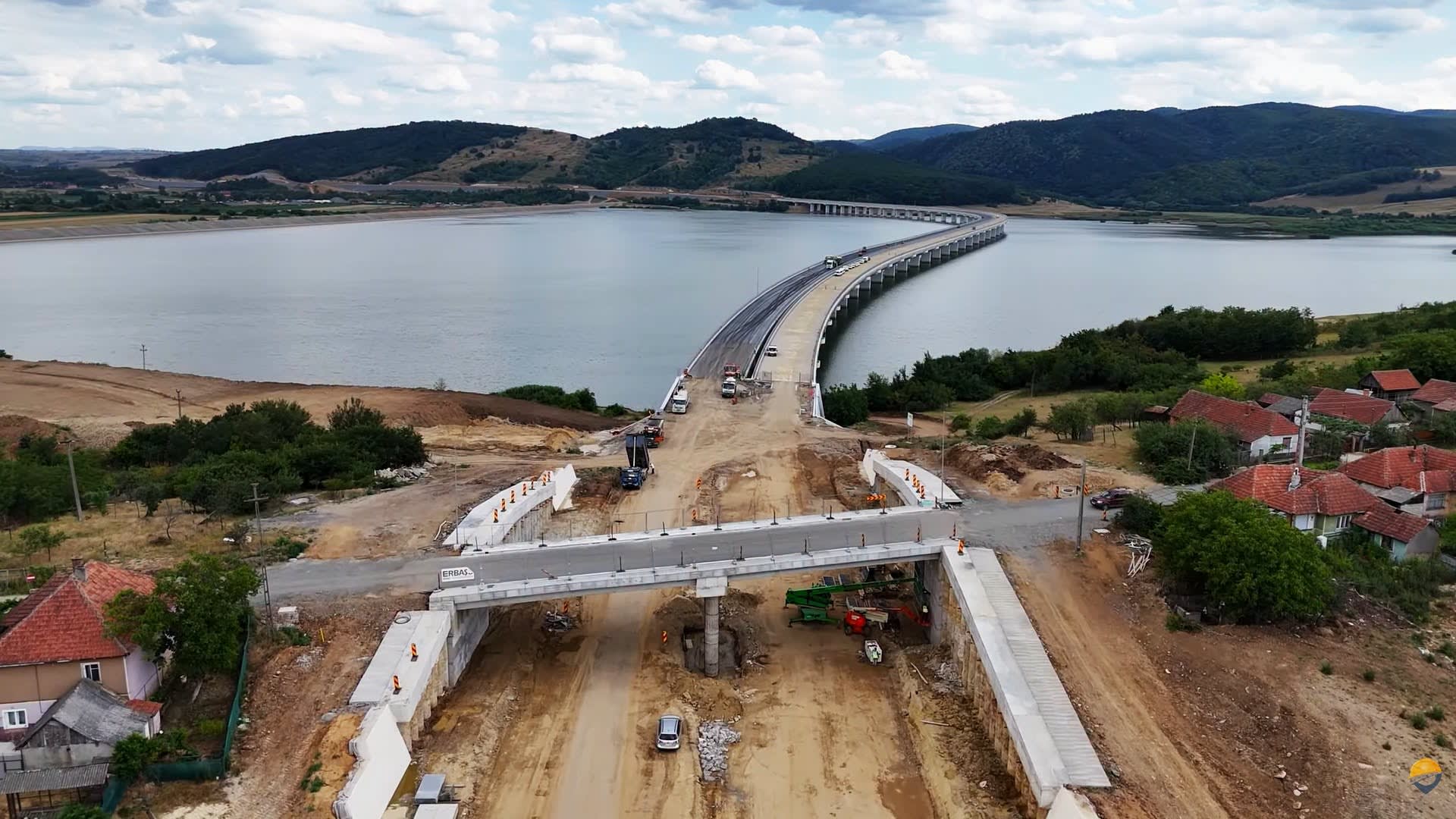 Șantier autostradă A3 în România, muncitori și utilaje pe traseu