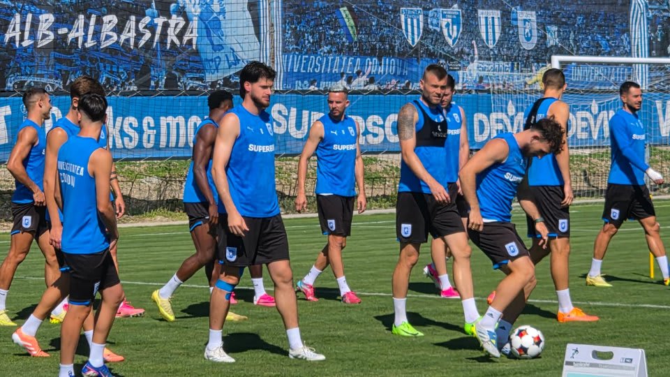 Fotbalist oltean în acțiune pe terenul de fotbal