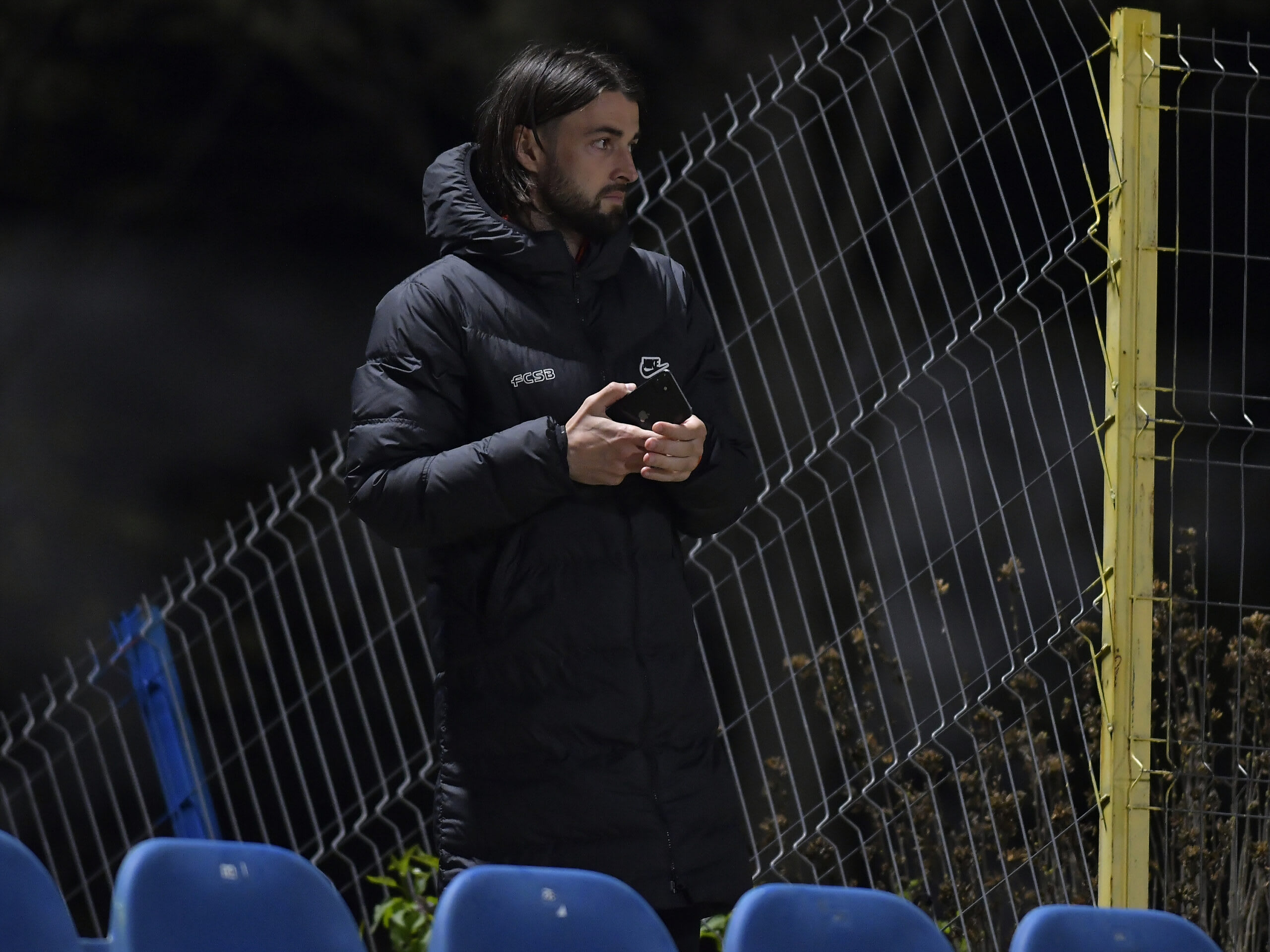 Fotbalist croat în tricou alb, pe terenul din Croația