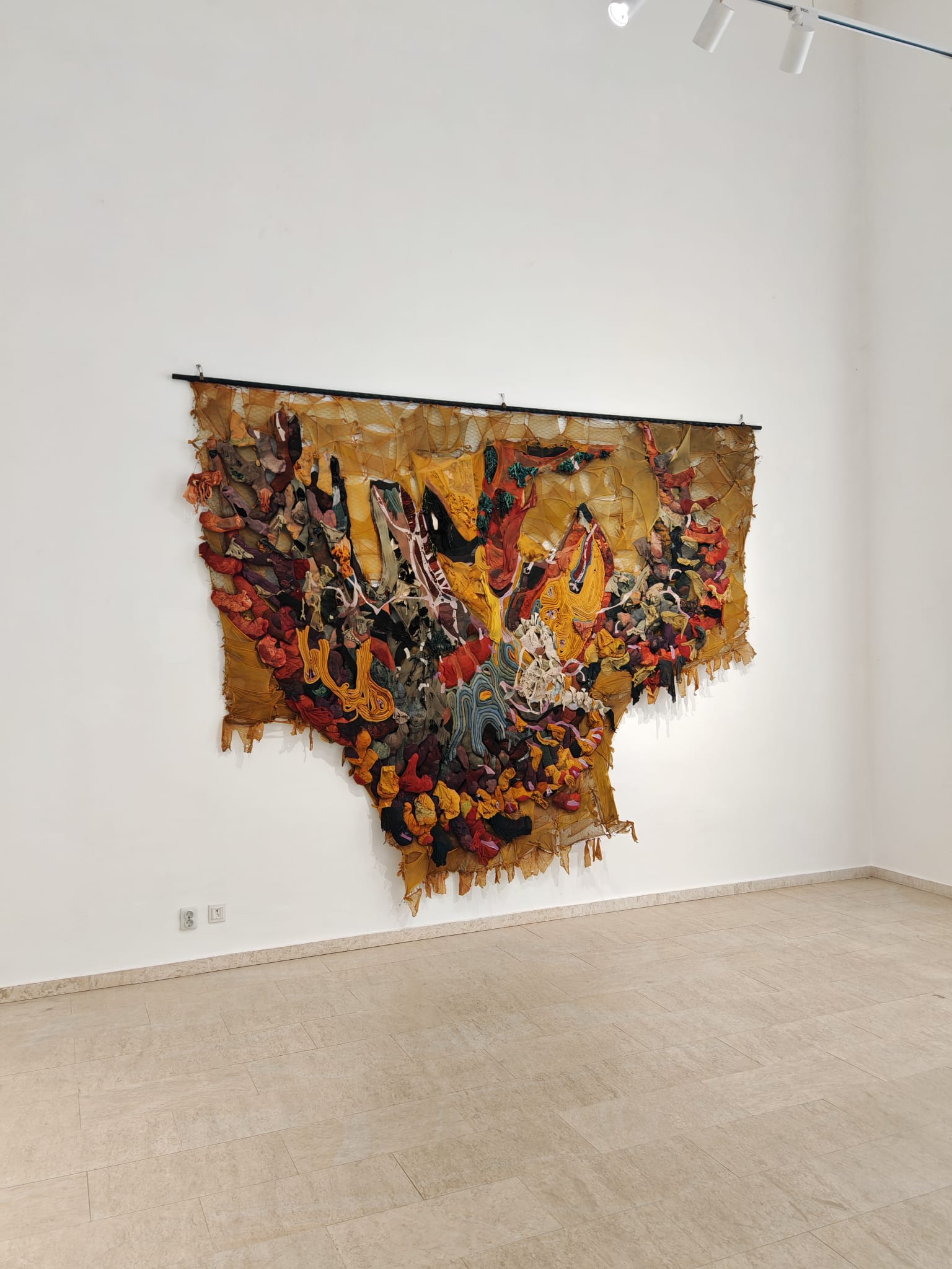 Lucrări textile sculpturale în galeria Parter din Cluj-Napoca
