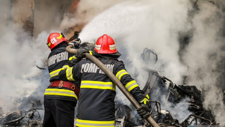Pompieri români stingând incendiu la o locuință din Potău