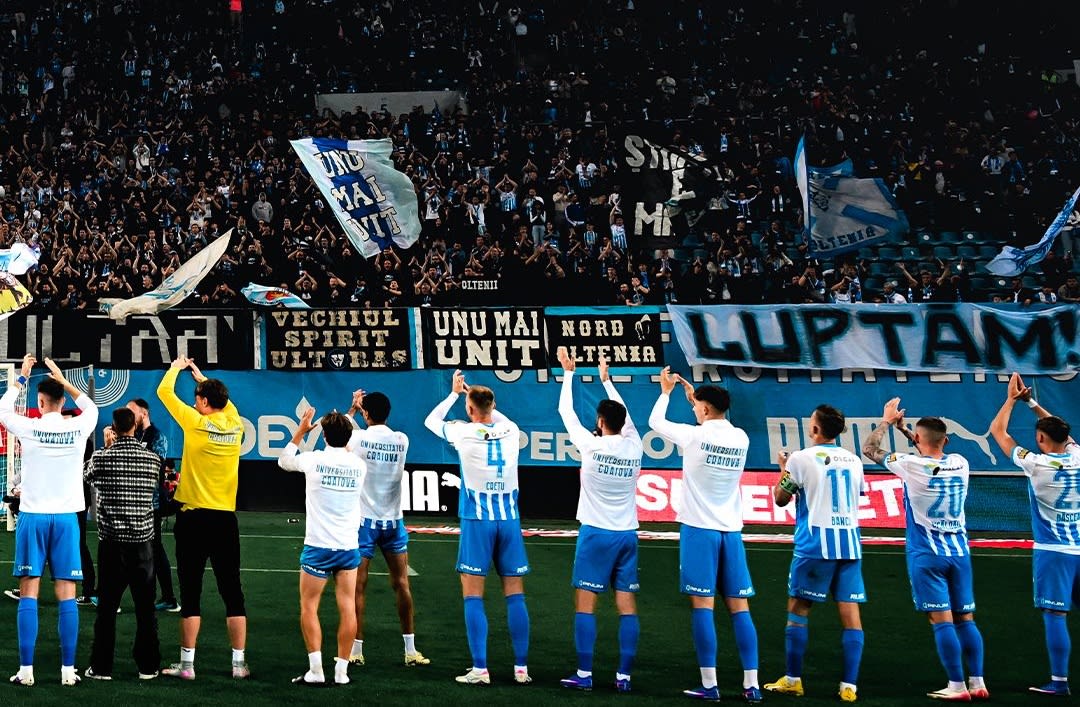 Jucători de fotbal Universitatea Craiova în acțiune pe teren
