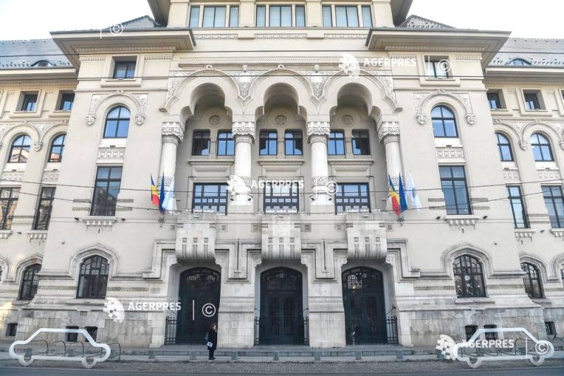 Clădirea Primăriei Capitalei în față, cu schemă tehnică și angajați