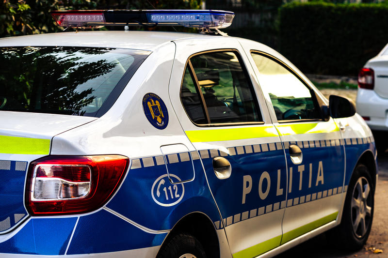 Polițiști de frontieră verificând un ansamblu auto în Vaslui