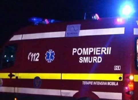Mașină avariată după impactul cu stâlpul unui pod în Brașov