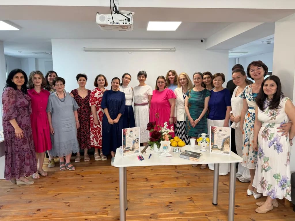 Participanți la întâlnirea Buzău Book Club discutând despre Elena Ferrante